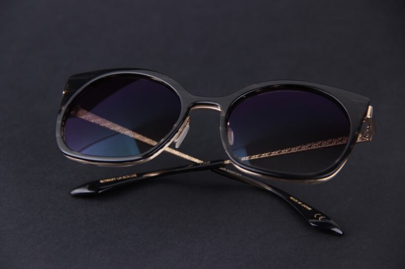 lunettes de soleil noires et or robert la roche