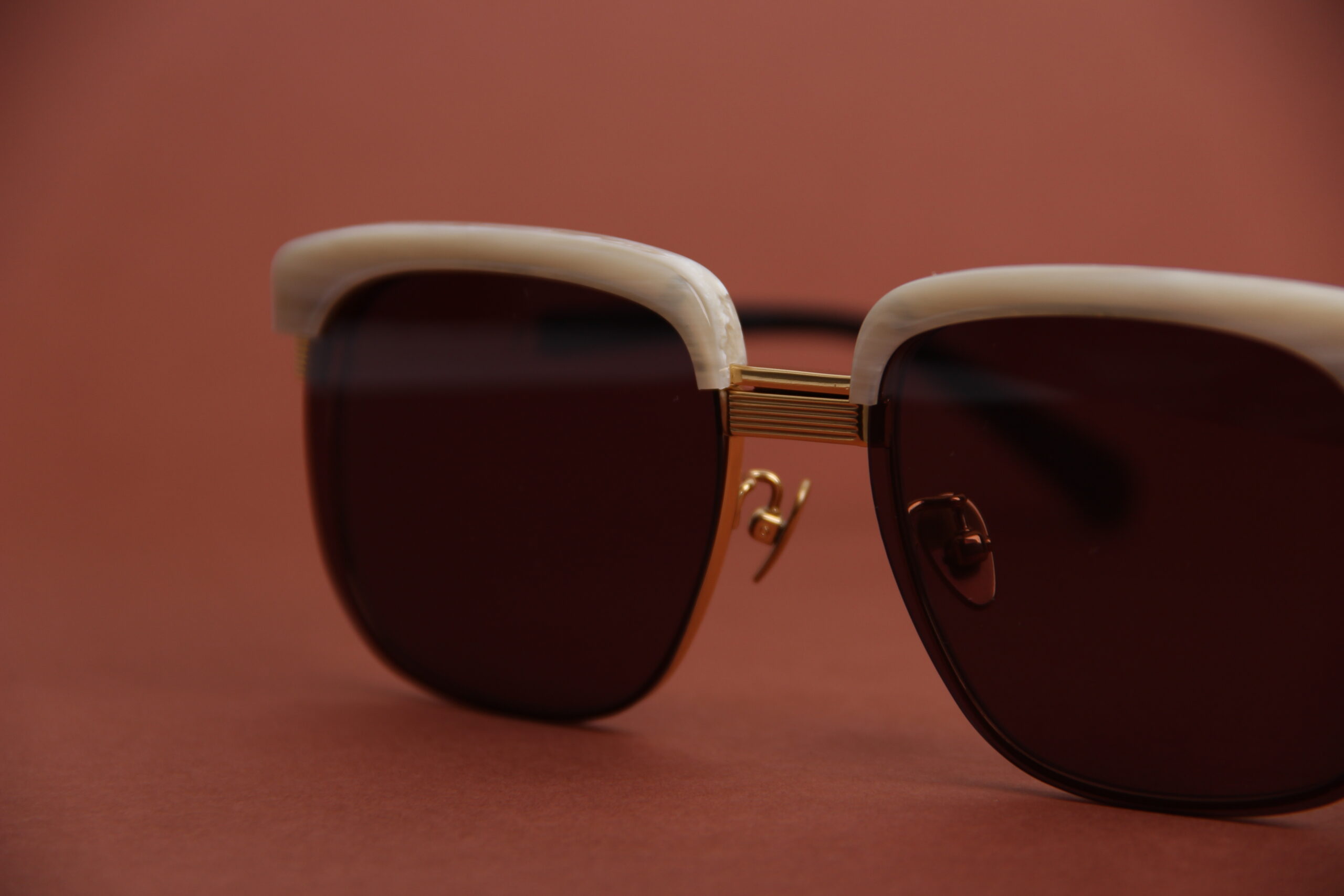 PROJEKT PRODUKT l Lunettes de vue dorées avec clip solaire – Image 2