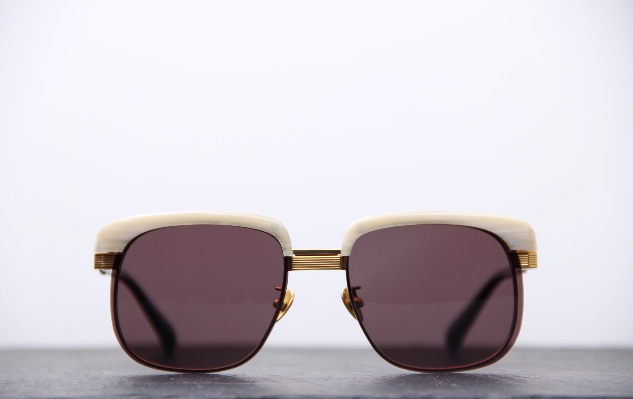 PROJEKT PRODUKT l Lunettes de vue dorées avec clip solaire – Image 3