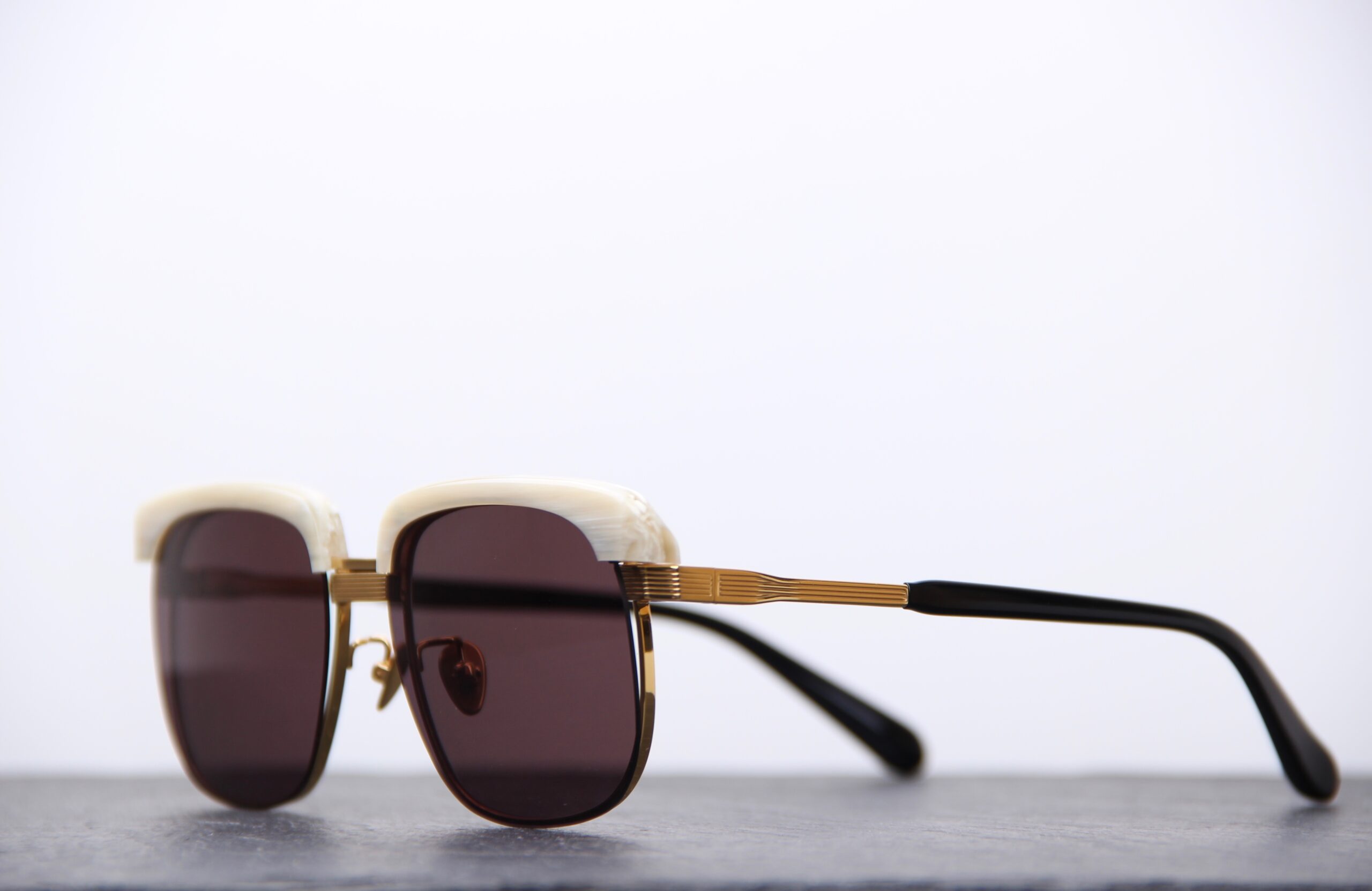 PROJEKT PRODUKT l Lunettes de vue dorées avec clip solaire – Image 6