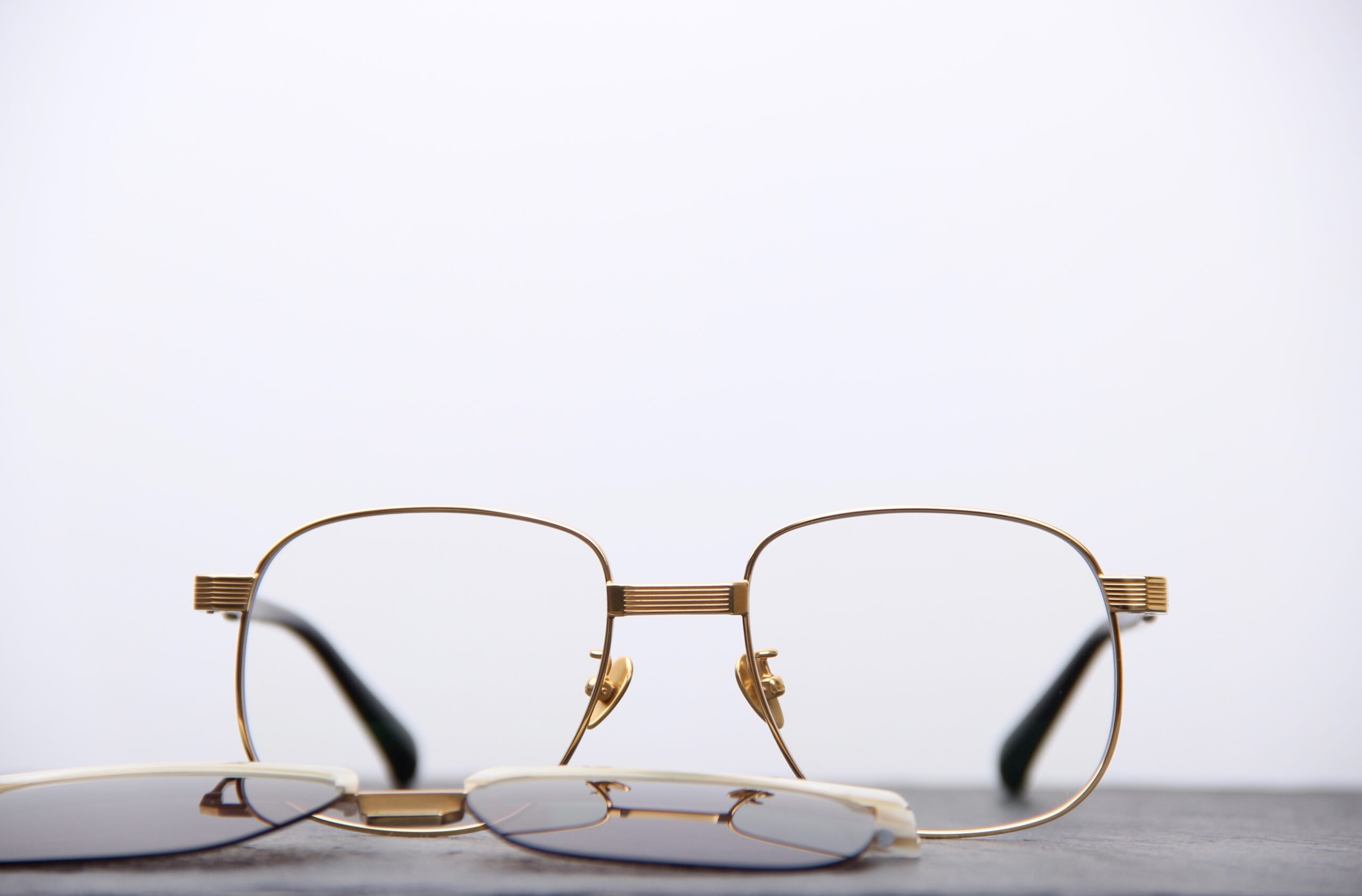 PROJEKT PRODUKT l Lunettes de vue dorées avec clip solaire – Image 4