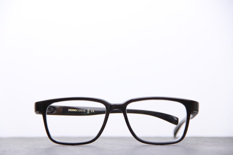 Lunette de vue Rolf Bootes Black, charnière sans vis, fabrication artisanale en matériaux naturelle.
