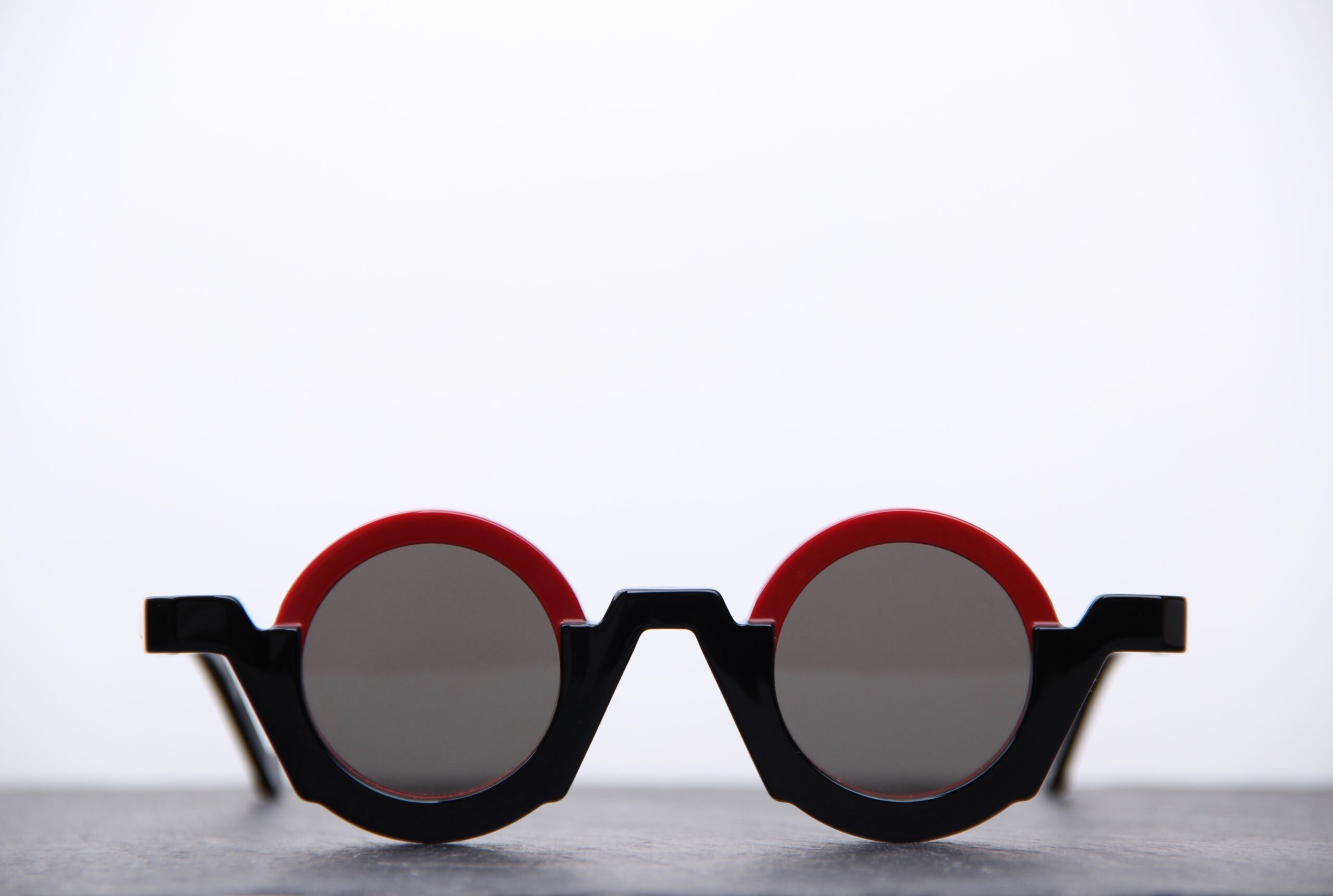 VAVA I Lunette de soleil ronde atypique noire et rouge – Image 2