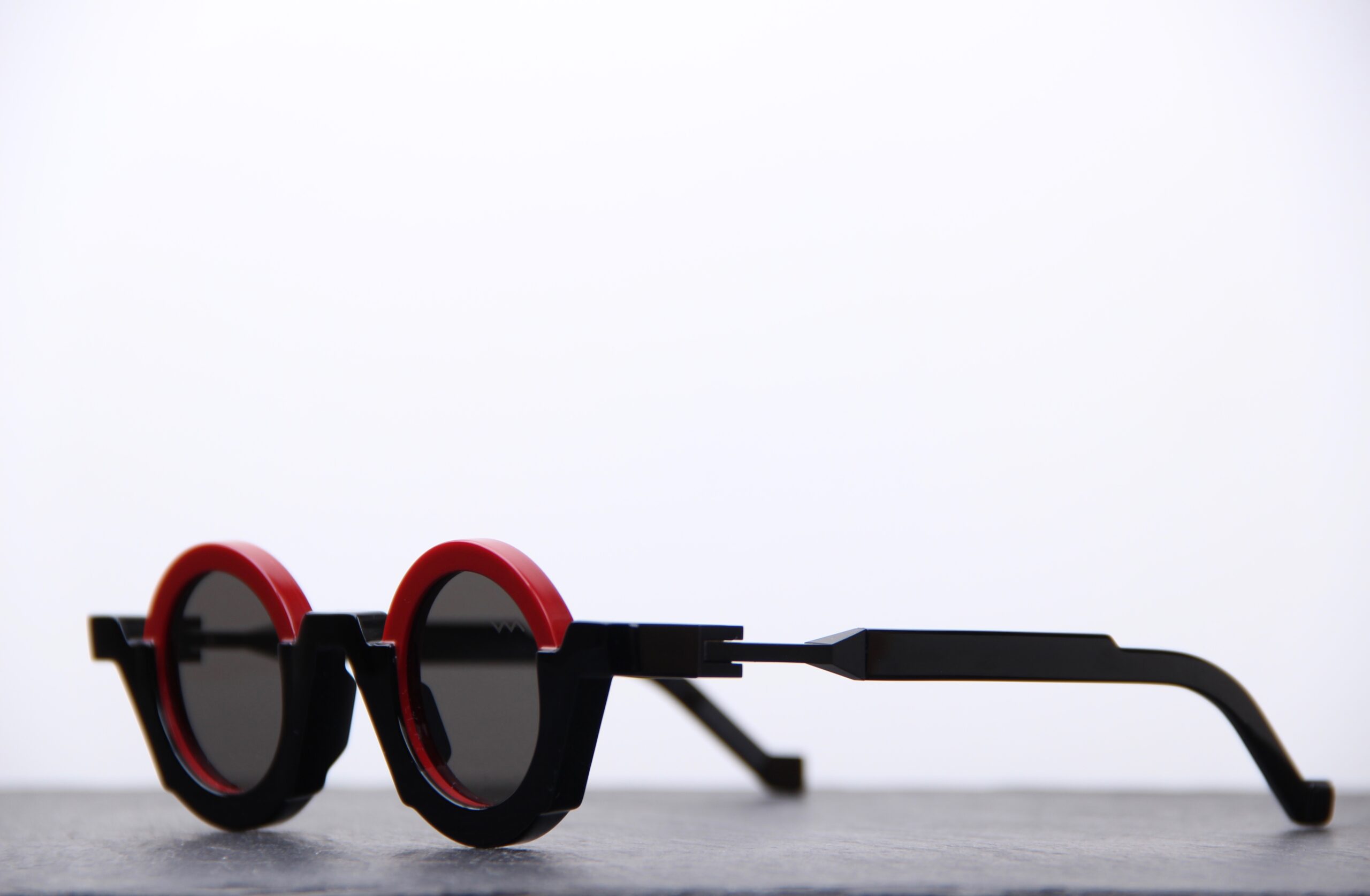 VAVA I Lunette de soleil ronde atypique noire et rouge – Image 3