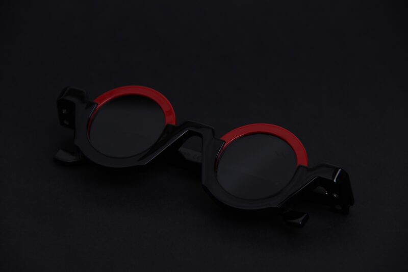 Lunettes de soleil VAVA ronde originales noires et rouge / Optique27