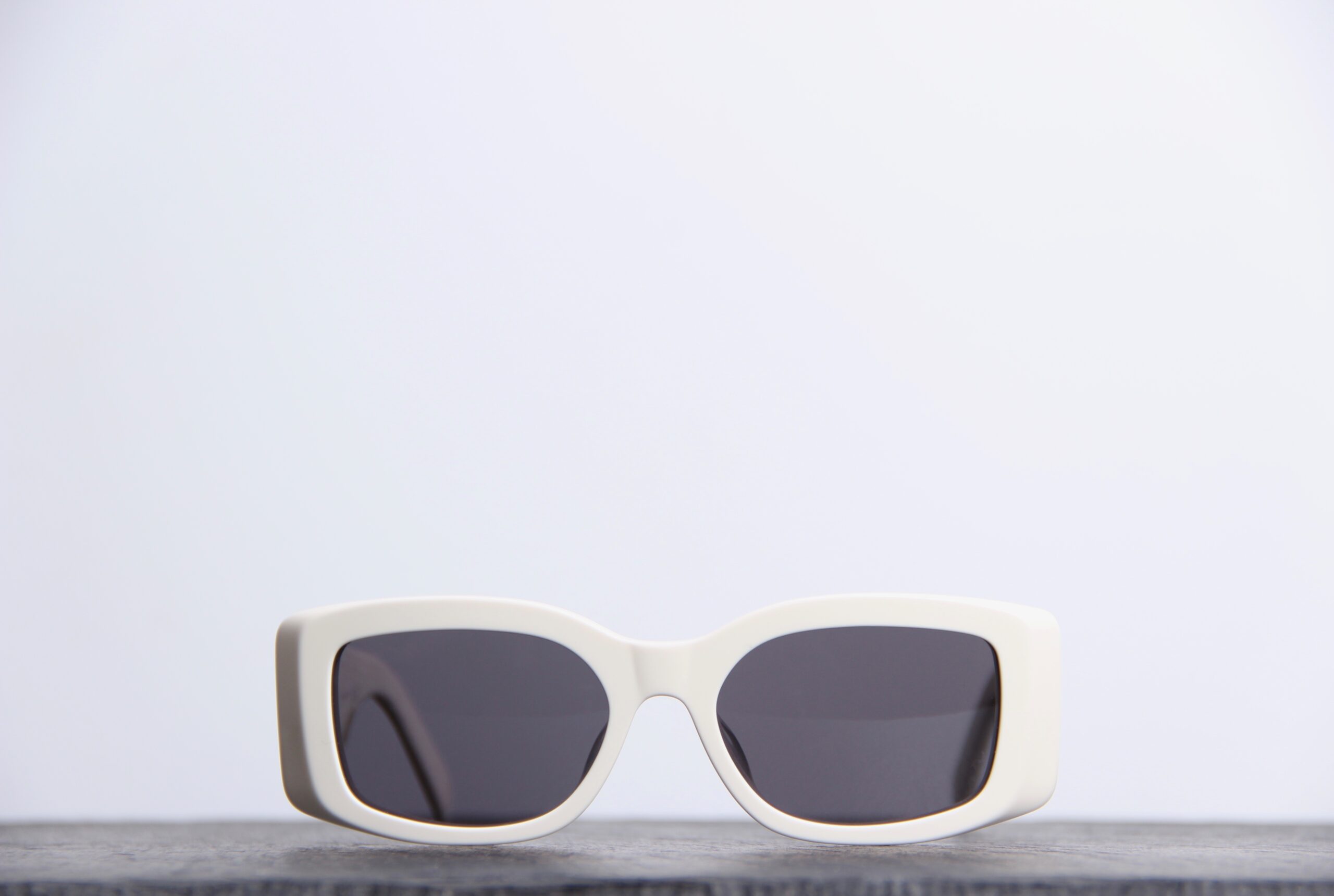 Lunettes de soleil Céline Rectangulaire Blanche, verres gris.