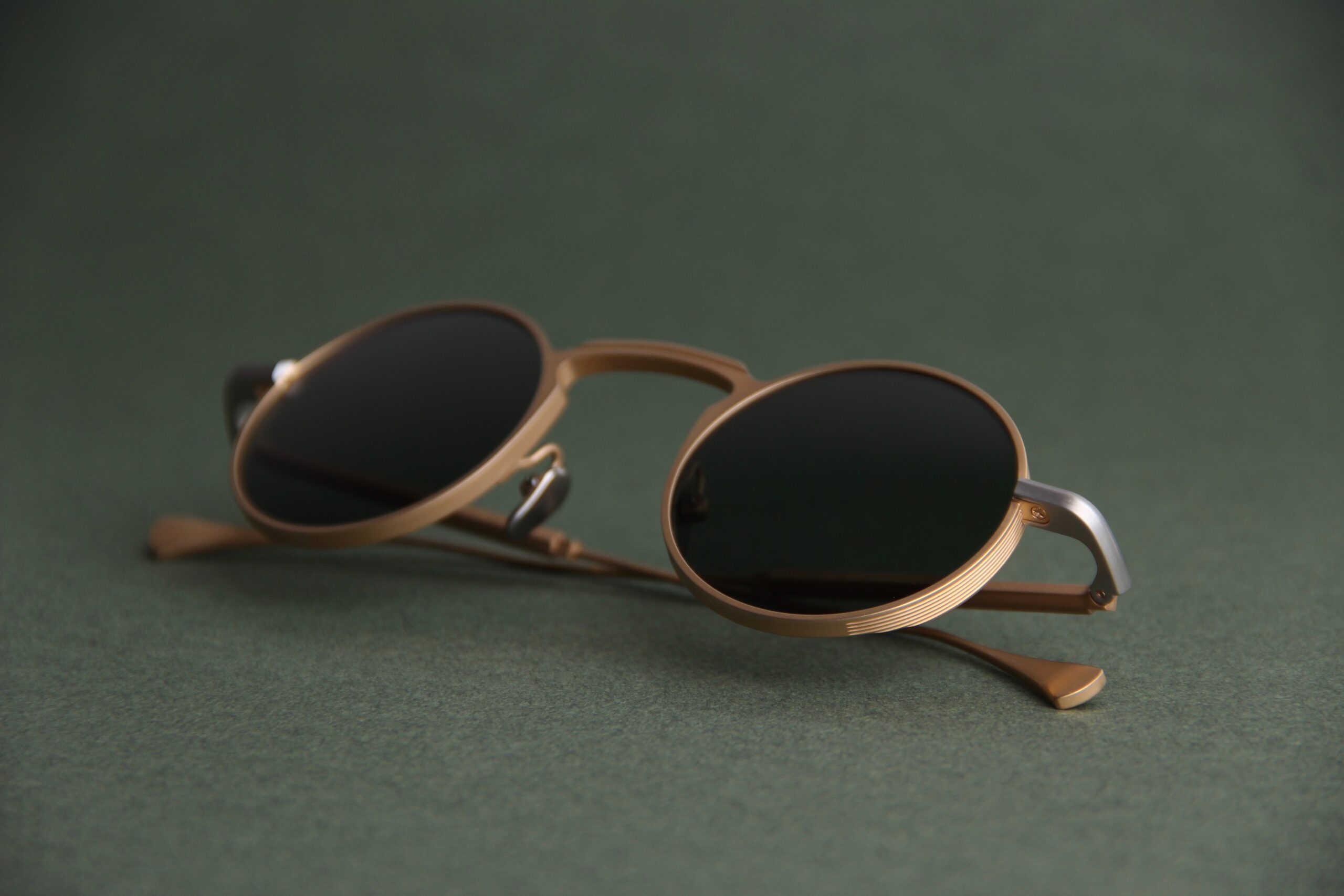 Lunettes de soleil Masunga, rondes et dorées satinées, Optique27, Aix en Provence