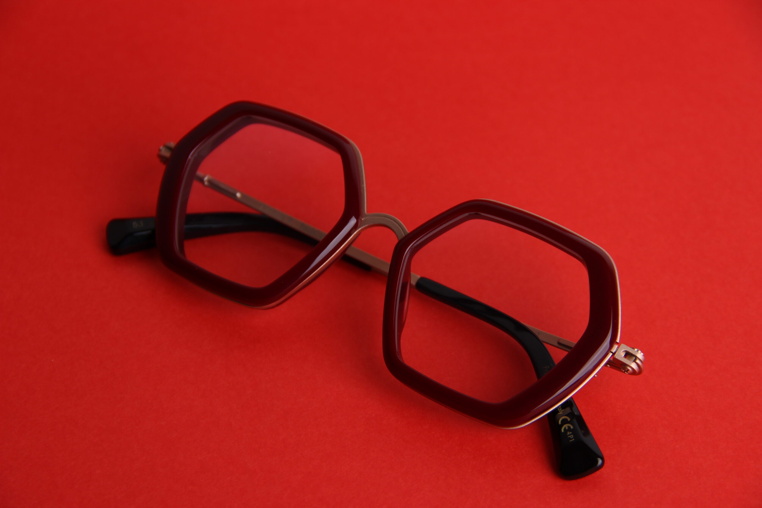 Lunettes de vue Tavat, combinées rouge et doré satiné, Optique27, Aix-en-Provence